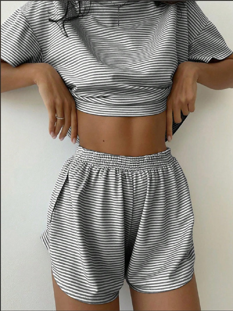 🔥Hot Sales 48% OFF - Sidodelade Shorts För Kvinnor Pyjamasset Randigt tryck Crew Neck Kortärmad